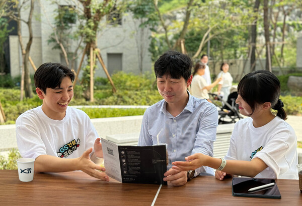 경기도 광주시에 들어서는 자이(Xi) 아파트 입주자 사전 방문 행사에 참석한 GS건설 24년 7월 입사한 신입사원들이 입주 예정 고객의 목소리를 경청하고 있다. 사진= GS건설