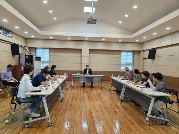 조길형 충주시장이 시민소통을 위해 성내충인동을 찾아 간담회를 진행했다. 사진=충주시