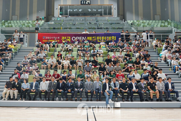 사진 경동도시가스배 2024 울산 MBC 초청 전국 오픈 배드민턴대회 내빈과 동호인들 기념 촬영