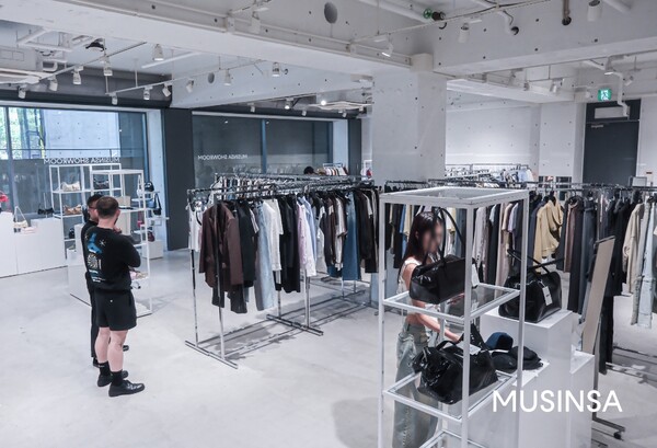 일본 도쿄에서 지난 7월 9~12일에 열린 무신사 25SS 도쿄 쇼룸에서 상품을 둘러보는 현지 바이어의 모습. 사진=무신사