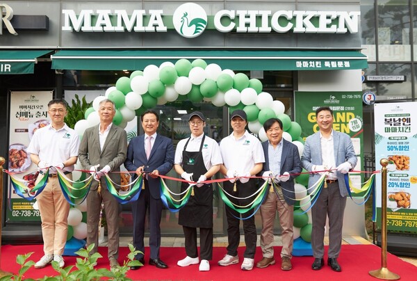 한국파파존스㈜(회장 서창우)의 자체 치킨 프랜차이즈 ‘마마치킨’이 지난 15일 ‘마마치킨 독립문점’을 오픈했다고 17일 밝혔다. 사진=파파존스