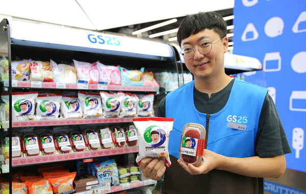 충주맨 김선태 주무관이 GS25와 협업해 선보인 디저트 2종(충주맨애플도넛슈와 애플크림떡)을 들고 포즈를 취하고 있다. 사진=GS리테일