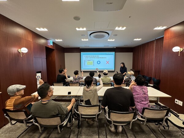 디지털문해교육을 신청한 남구노인복지관 학습자들이 하나은행 광주 지점에 방문하여 금융교육을 받고 있다. / 사진=하나은행