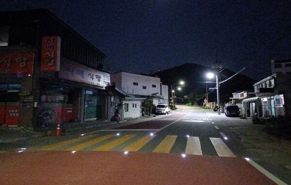 충주시는 야간 보행자 교통사고 예방을 위해 횡단보도 안심등불을 올해 35개소에 설치했다고 17일 밝혔다. 사진=충주시