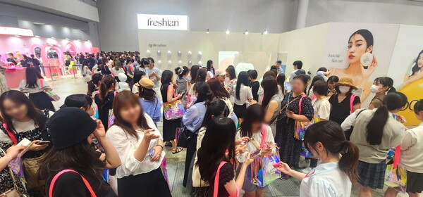 7월 13~14일 일본 도쿄 빅사이트에서 진행한 '메가 코스메랜드' 프레시안 팝업스토어에 일본 고객들이 줄을 서서 기다리고 있다. 사진=LG생활건강