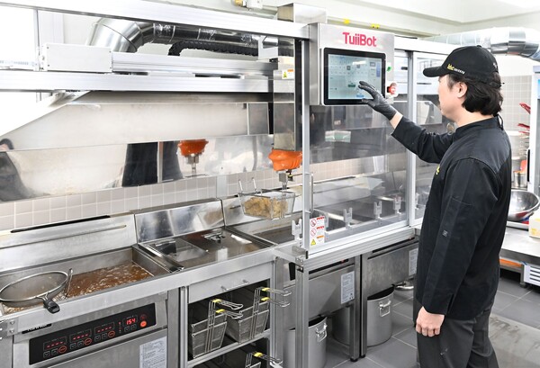 bhc 치킨이 ‘튀김로봇(TuiiBot, 튀봇)'의 매장 도입을 확대하고 있다. 사진=bhc 치킨