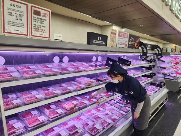 이마트가 장마철 집에서 온 가족이 함께 즐길 수 있는 ‘홈캉스’ 대표 먹거리 행사를 진행한다고 19일 밝혔다. 사진=이마트