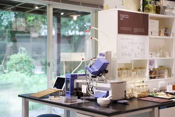 아모레퍼시픽이 70년 화장품 연구 여정을 담은 ‘뷰티 과학자의 집’ 전시를 개최했다고 19일 밝혔다.