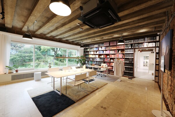  '뷰티 과학자의 집' 전시_뷰티 과학자의 서재