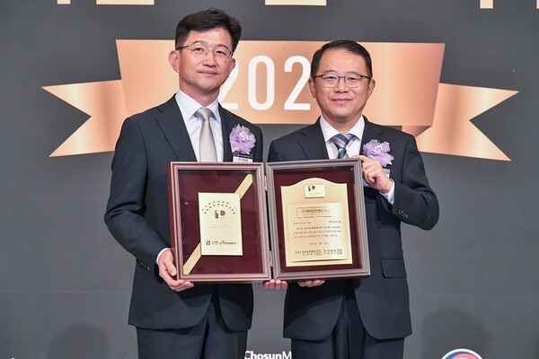 지난 18일 서울시 중구 롯데호텔에서 진행된 ‘2024 프리미엄브랜드지수(KS-PBI)’ 시상식에서 PB부문 17년 연속 1위 수상 이후 신한은행 WM추진부  문진규 본부장(왼쪽)과 한국표준협회 강명수 회장이 기념 촬영하는 모습 / 사진=신한은행