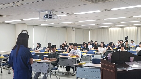 충주시는 19일 하계 근로활동 참여 대학생을 대상으로 인구교육을 실시했다. 사진=충주시