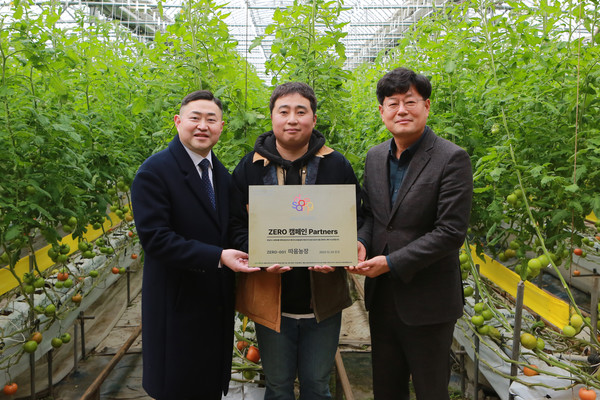 나광주 대상ESG경영실장, 황종운 따옴농장 대표, 유기오 정읍시 농수산유통과장이(왼쪽부터) 기념사진을 촬영하고 있다.