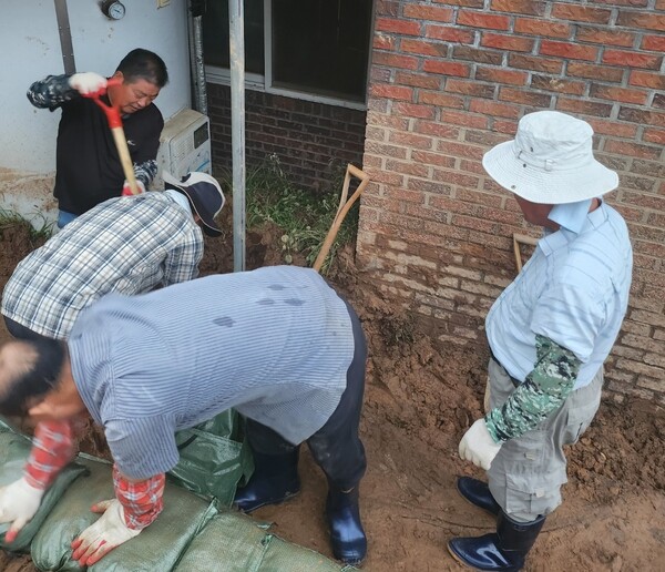 주덕읍 주민자치위원회가나서 주택 침수피해 복구 작업에 나섰다. 사진=충주시