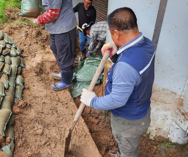 주덕읍 주민자치위원회, 주택 침수피해 복구 작업.