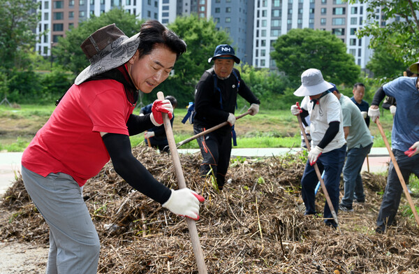 김동근 의정부시장이 7월 19~20일 시민들과 함께 생태하천 수해복구에 나섰다. 사진=의정부시