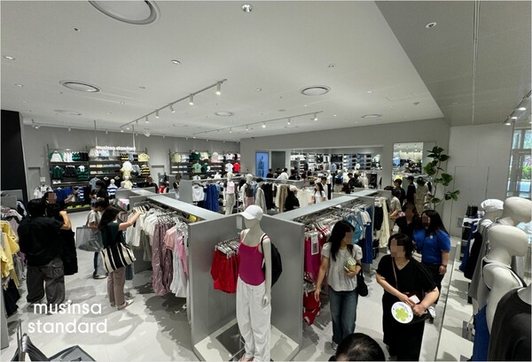 무신사 스탠다드(musinsa standard)가 부산 내에 세 번째로 공개한 롯데백화점 센텀시티점이 오픈 직후 사흘간 2만 명 이상 방문객을 끌어모으며 많은 관심을 받았다고 22일 밝혔다. 사진=무신사