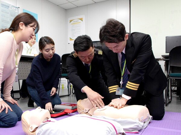 진에어 운항승무원이 의식을 잃고 쓰러진 응급 환자의 생명을 구했다고 22일 밝혔다. 사진=진에어