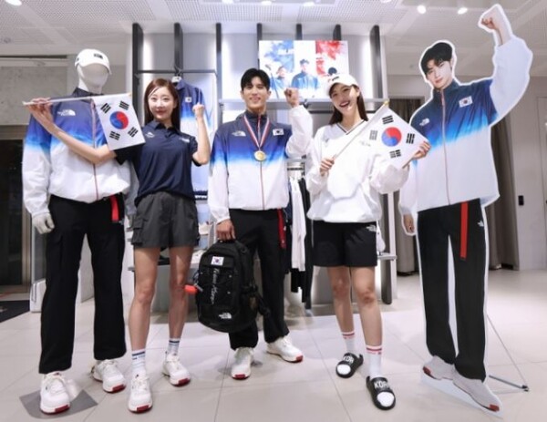 서울 중구에 소재한 노스페이스 명동점에서 모델들이 ‘팀코리아 레플리카 컬렉션’을 착용하고 포즈를 취하는 모습. 사진=노스페이스