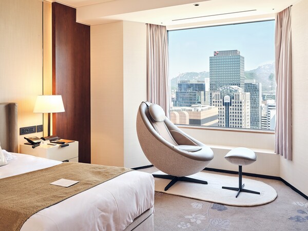  코웨이(대표 서장원)가 롯데호텔앤리조트와 협력해 롯데호텔 서울과 L7해운대에 비렉스 제휴 객실을 선보였다고 22일 밝혔다. 사진은  코웨이 비렉스가 설치된 롯데호텔서울 객실 전경. 사진=코웨이