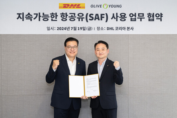 고그린 플러스_ 서비스 이용 업무협약식을 마치고 한지헌 DHL 코리아 대표(좌)와 서정주 CJ올리브영 SCM담당(우)이 기념사진을 찍고 있다 / 사진=올리브영