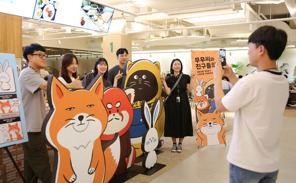 GS타워 지하 2층 구내식당에서 진행한 무무씨와 친구들 쇼케이스 현장에서 직원들이 사진을 찍고 있다. 사진=GS25