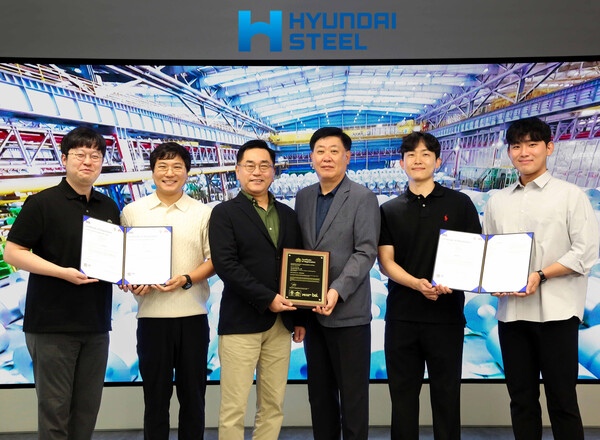 현대제철 서상원 경영지원본부장(사진 중앙 좌측), 김원배 판재사업본부장(사진 중앙 우측)을 비롯한 현대제철 임직원들이 ISO 22301 인증서를 들고 사진을 촬영하고 있다. 사진=현대제철