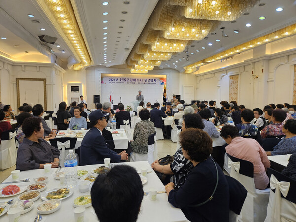 충주시재향군인여성회(회장 김명희)는 23일, 충주마이웨딩홀에서 전몰군경 배우자 위로행사를 개최했다. 사진=충주시