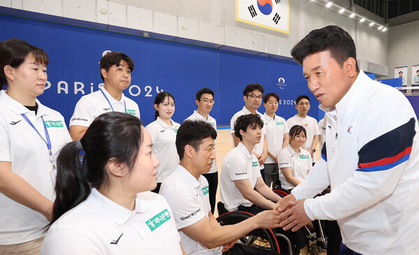 하나금융그룹은 지난 23일 오후 '대한장애인체육회 이천선수촌'을 방문해 『2024 파리 패럴림픽』에 참가하는 국가대표 선수단을 격려하고, 장애인 스포츠 활성화를 위해 대한장애인체육회에 후원금을 전달했다. 이날 격려 행사에 참석한 함영주 하나금융그룹 회장(사진 오른쪽에서 첫 번째)이 국가대표 배드민턴 선수단을 격려하고 있다. / 사진=하나금융지주