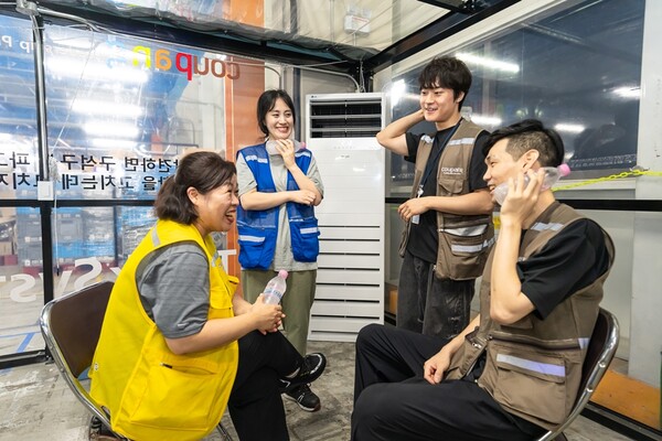 쿠팡 시흥3센터 직원들이 공정 내 쉼터인 ‘쿨존’에서 휴식을 취하며 담소를 나누고 있다. 사진=쿠팡