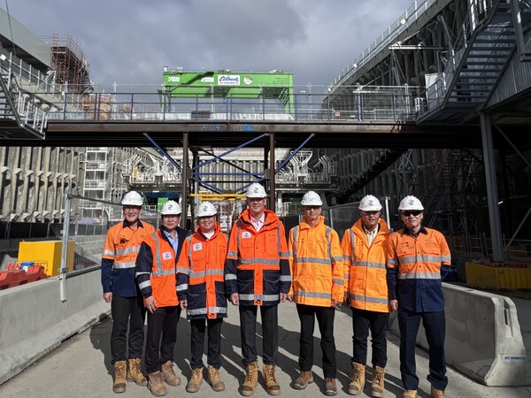 호주 현장에서 GS건설 허윤홍 대표(사진 가운데)가 참석한 가운데 TBM Smoking ceremony 행사에 참석 후 기념사진을 촬영하고 있다 / 사진=GS건설