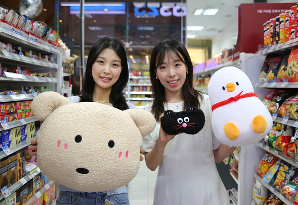GS25에서 고객이 깜자, 모남희, 베베더오리 인형을 들고 포즈를 취하고 있다.