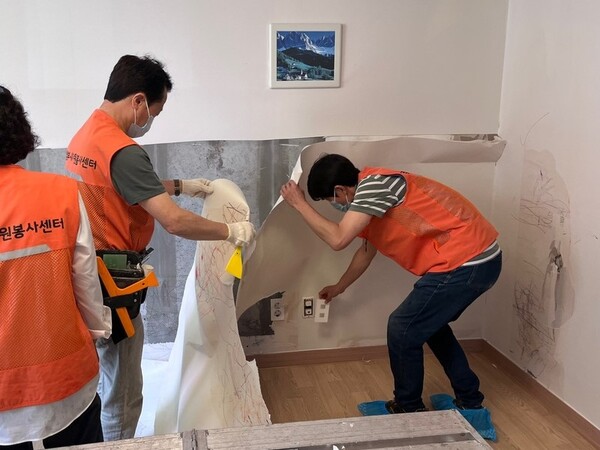 의정부시자원봉사센터(이사장 이용걸)는 의정부 관내 주거 취약계층 및 소외이웃의 주거환경개선을 위해 집수리 봉사활동을 진행하고 있다고 25일 밝혔다. 사진=의정부시자원봉사센터