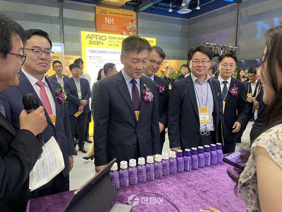 농림수산식품부 박범수 차관이 AFRO 2024에 참석해 참여 기업 부스를 둘러보고 있다. / 사진=더페어 이용훈 기자