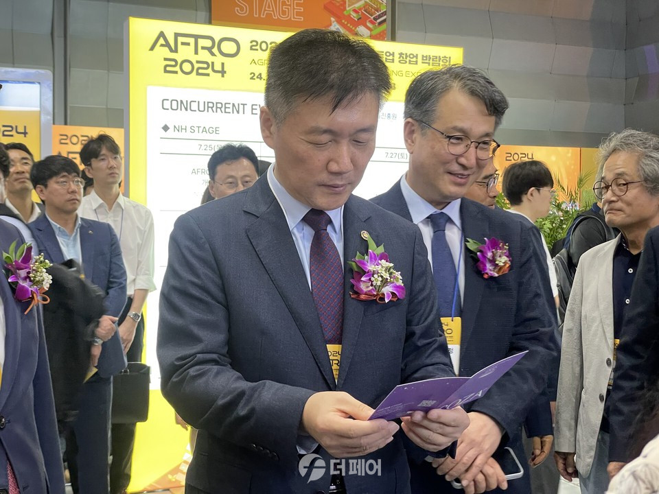 농림수산식품부 박범수 차관이 AFRO 2024에 참석해 참여 기업 부스를 둘러보고 있다. / 사진=더페어 이용훈 기자