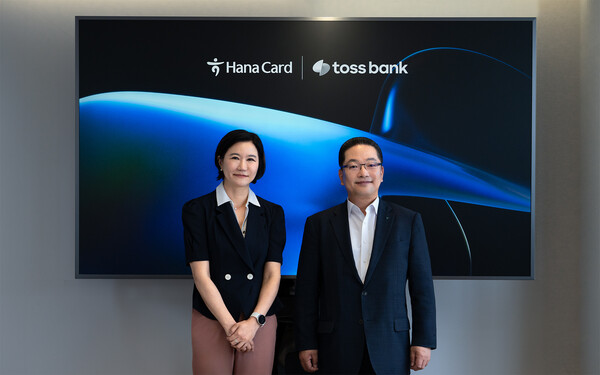 이은미 토스뱅크 대표(왼쪽)와 이호성 하나카드 대표가 25일 오전 서울 강남에 위치한 토스뱅크 사옥에서 진행된 토스뱅크와 하나카드 간의 PLCC 출시를 위한 업무협약식에서 기념 촬영을 하고 있다.  사진=토스뱅크