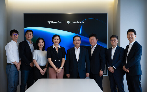 이은미 토스뱅크 대표(왼쪽에서 네번째)와 이호성 하나카드 대표(왼쪽에서 다섯번째)를 비롯한 관계자들이 25일 오전 서울 강남에 위치한 토스뱅크 사옥에서 토스뱅크와 하나카드 간의 PLCC 출시를 위한 업무협약식에서 기념 촬영을 하고 있다.  사진=토스뱅크