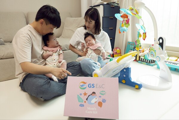 최근 쌍둥이 자녀를 출산해 육아휴직 중인 GS건설 직원(사진 왼쪽)이 아내와 함께 회사에서 준비한 출산축하선물을 받고 활짝 웃고 있다. 사진=GS건설