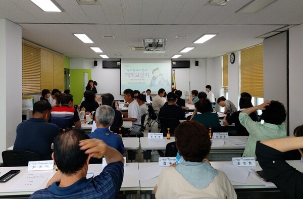 의정부시 가능동주민센터(동장 김진혁)는 지난 25일 해피브릿지(명예사회복지공무원)를 대상으로 복지 사각지대 발굴 교육을 실시했다고 26일 밝혔다. 사진=의정부시 