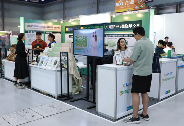 NH투자증권이 26일 농식품 테크 스타트업 창업 박람회를 진행했다. 사진은 박람회 부스 및 부스에서 설명하는 청년농부. / 사진=NH투자증권