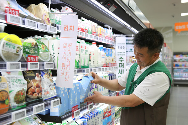 슈퍼마켓 GS더프레시가 지난 26일, 500호점으로 GS더프레시 창동점을 그랜드 오픈했다. 최경호 GS더프레시 창동점 경영주가 상품을 진열하고 있는 모습. 사진=GS리테일