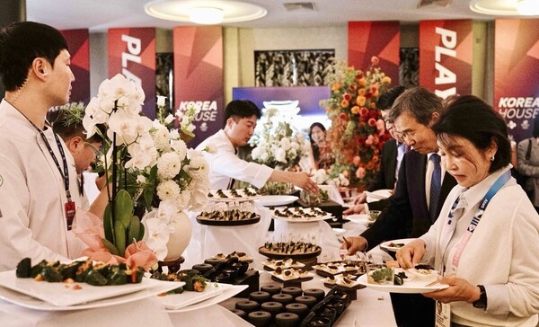 퀴진케이 영셰프 6인이 파리 올림픽 코리아하우스 개관식 만찬서 직접 개발한 18가지 한식 메뉴를 선보이고 있다. 사진=CJ제일제당