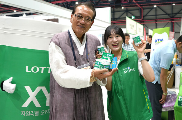 닥터자일리톨버스에 방문한 대한노인회 김호일 회장(사진좌측)과 롯데웰푸드 관계자.