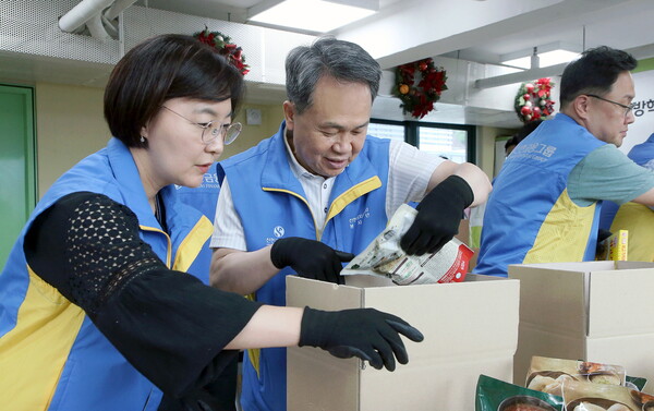 이날 행사에 참석한 진옥동 신한금융그룹 회장 및 임직원들이 밀키트 및 학습놀이키트를 제작하고 있다. / 사진=신한금융그룹