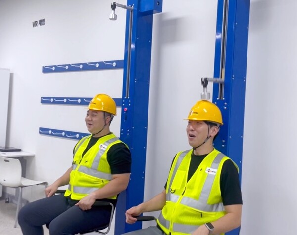 경기도 광주 메가허브곤지암 내 CJ대한통운 안전체험관에서 직원들이 안전모 충격체험 교육을 받고 있다. 사진=CJ대한통운