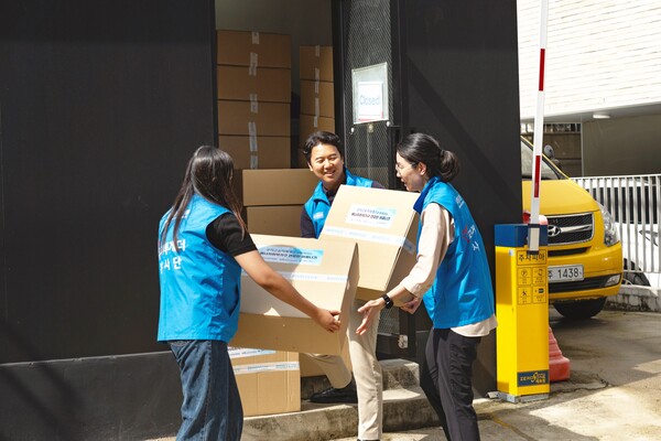 우리금융미래재단 직원들이 취약가구에 전달할 여름나기물품을 나르고있다. 사진=우리금융그룹