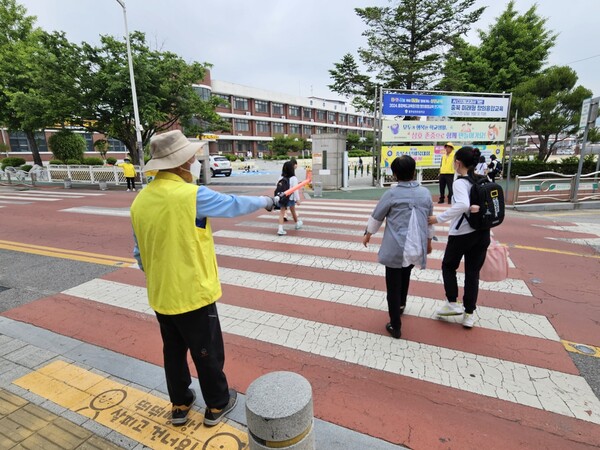 충주시가 보건복지부 주관 ‘2024년 노인일자리 사업 평가’에서 충주시니어클럽과 (사)대한노인회 충주시지회가 우수기관으로 선정됐다고 29일 밝혔다. 사진=충주시