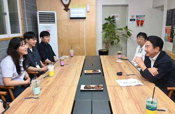 김동근 의정부시장은 지난 26일 관내 카페에서 소통 시책 ‘카페 무지개’를 통해 9급 직원들과 진솔한 대화를 나눴다고 29일 밝혔다. 사진=의정부시