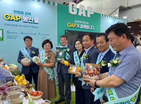 농산물우수관리(GAP) 홍보 팝업스토어 개관식에 참석한 관계자들이 부스에 전시된 GAP 인증 농산물을 둘러보고 있다. (왼쪽부터 김강욱 농협하나로유통 고양유통센터장, 김연숙 고향주부모임 회장, 김정호 농협경제지주 원예수급부장, 문미란 소비자시민모임 회장, 전용희 국립농산물품질관리원 인증관리과 사무관, 최성환 전국GAP생산자협의회장(부경원예농협 조합장), 강승극 농림축산식품부 농축산위생품질팀 과장) / 사진=NH농협