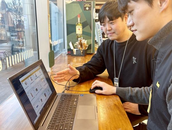 이마트24가 ‘인공지능(AI) 상품 추천’ 서비스를 시작한다. AI 상품 추천 서비스를 사용하고 있는 사람들의 모습. 사진= 이마트24