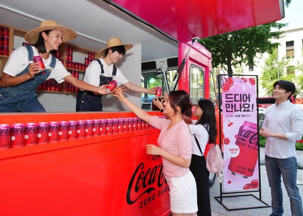 코카-콜라가 선보인 ‘코카-콜라 제로 체리’는 코카-콜라 제로에 매력적인 체리향을 더해 가볍고 짜릿하게 즐기기 제격이라는 점에서 여름철 ‘리프레시’ 음료로 인기몰이 중이다. 사진= 코카-콜라